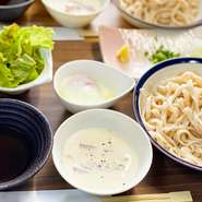 さくら市産小麦粉「イワイノダイチ」を使用した氏家うどんのランチです。
めんつゆとカルボナーラつゆの2種類をご用意しております。お楽しみください。
ドリンク付き
