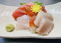 お刺身盛合せ(1人前ずつ)、デザート盛合せ
がついたおもてなしプランです。