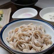 地元さくら市で育てられた「イワイノダイチ」の地粉で打った「氏家うどん」は、小麦本来の色合いと風味が魅力です。当店では麺つゆとカルボナーラつゆWのつゆを添えて提供。クセになる味にファンの多い一品です。