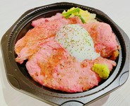 バルメニューで人気のローストビーフ丼をテイクアウトメニューに加えました。