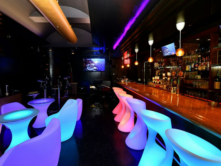 アトラクション?クラブ?ド派手な店内に穏やかなサービス