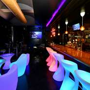 全席LEDの家具を設置。お客様自身で店内の内装である家具をあなた好みにカラーチェンジしていただけます！ダーツも設置してあります。男女でこられたお客様は皆さま目をキラキラさせて帰られてます。