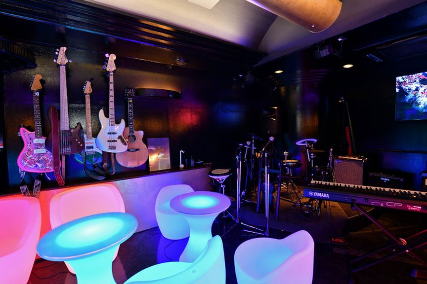 アトラクション?クラブ?ド派手な店内でお客様の大好きな音楽を