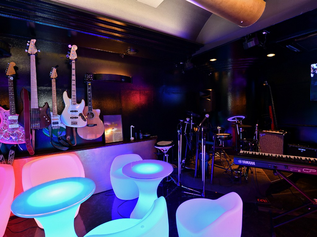 アトラクション？クラブ？ド派手な店内でお客様の大好きな音楽を