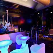 全席LEDの家具を設置。お客様自身で店内の内装である家具をあなた好みにカラーチェンジしていただけます！ダーツも設置してあります。お好きな音楽も流せますので上司や取引先の方の好きな音楽を聞けるかも？