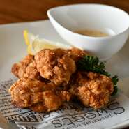 特製ダレに染み込んだ若鶏を二度揚げでカラッと揚げ、カリカリだけどジューシーなお肉に、研究を重ねた特製【G-Dominant】ソースにつけてお食べください！
