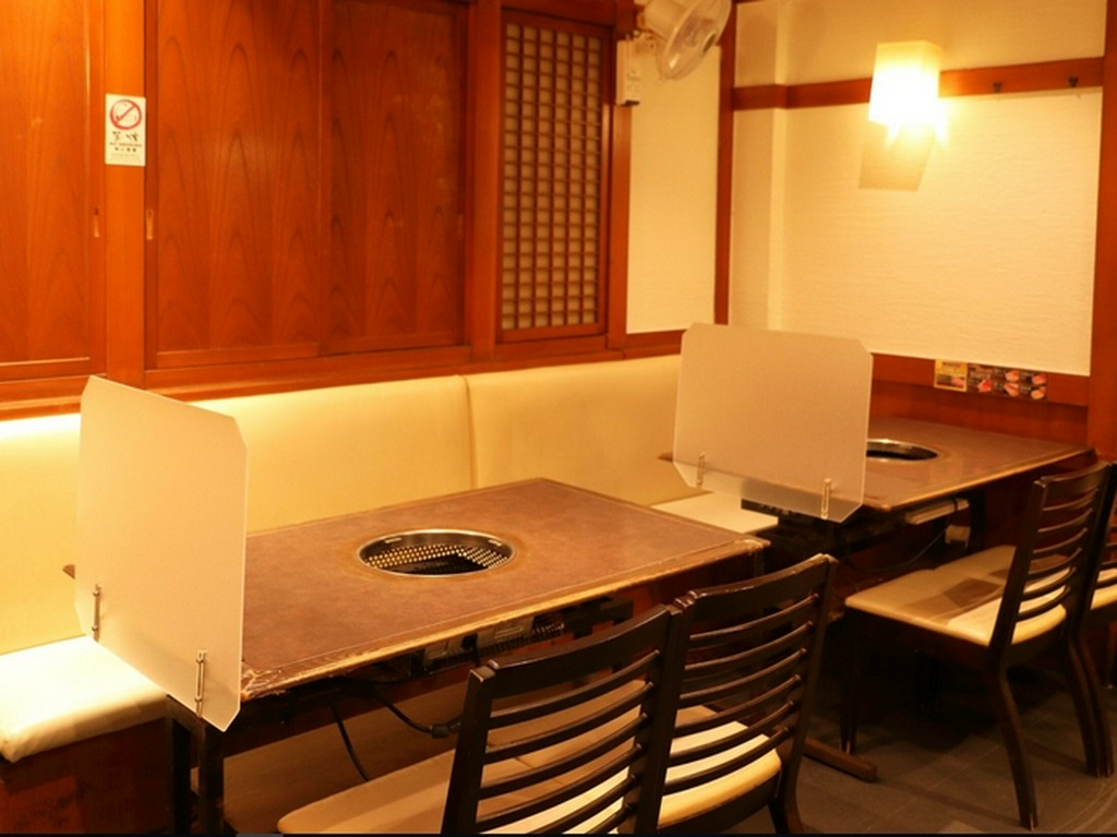 感染症対策として隣席との間には仕切りを設置しております