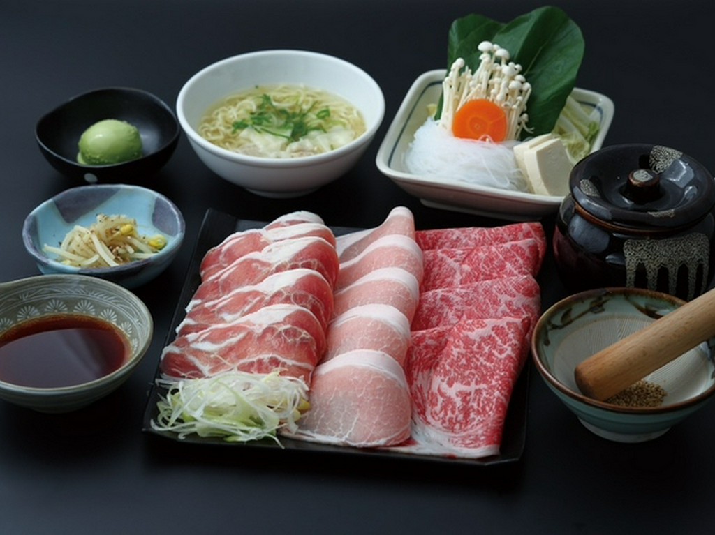 霜降り肉の舌の上でとろけるような味わいを、たっぷりのお野菜と共にお楽しみください。