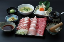 霜降り肉の舌の上でとろけるような味わいを、たっぷりのお野菜と共にお楽しみください。