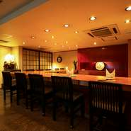 目の前で腕を振るう店主の技を眺めたり、おしゃべりを楽しんだりしながら、心安らぐ優雅な時間を。