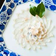 魚介類は、石巻を中心に地元近郊から仕入れ。厳しい目利きにより選ばれた食材は、日本料理の基本に忠実に、旨みを引き出し、薄化粧で。魚は鮮度を保つため神経締めを施し、おいしさのピークを逃さず調理しています。