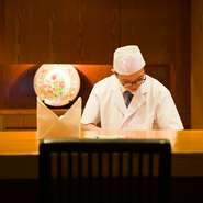 「料理を通じて上質な体験を提供すること」を常に心に留めて、日々感謝の気持ちを持つことを心がけているのだそう。ゲストからの「ごちそうさまでした」の言葉を糧に、食と真摯に向き合う姿勢を忘れません。