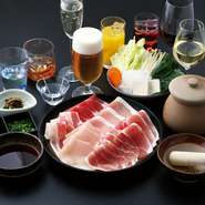 料理長が厳選した各種お肉と黒毛和牛をご用意。ほか、沖縄県産キビまる豚、合鴨、鶏肉、牛タンなど、様々なお肉をしゃぶしゃぶで美味しく召し上がれます。