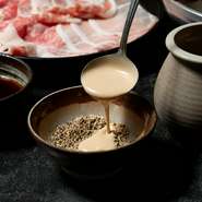 銀座で46年続ける老舗【銀座しゃぶ通】自慢の秘伝の濃厚なごまだれ。企業秘密ですが実は20種類以上のスパイスを使用しております。