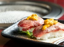 ウニと和牛が舌の上でとろける魅惑の逸品『和牛炙り肉寿司』