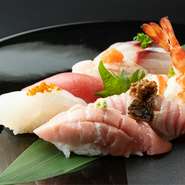 下関・唐戸や福岡・小倉から届く魚介を中心に、その時季に一番おいしいものだけを仕入れ。厳しい目利きで選ばれた食材は、丁寧な仕事が施され、旨みを引き出した逸品へと昇華されます。コースの〆には握りを。