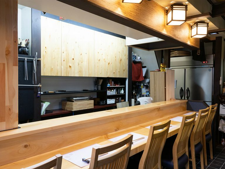 料理とお酒をゆっくりと味わう、おもてなしに満ちた空間