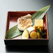 好みの食材や予算に応じたコースメニューを構成してもらうことが可能。料理が映える有田焼などの器で、目でも楽しませてくれます。店主の秀逸なセレクトが光る地酒と共に。堅苦しくない接待に喜ばれる一軒です。

