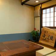 座敷席には囲炉裏があり、前日までに予約をすれば、囲炉裏料理を用意してもらうことができます。海老や貝など、旬の魚介を網焼きで。ラストオーダーがないので、いつでも、どんなシーンでも立ち寄れるのも魅力です。