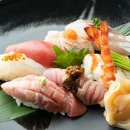 店主自ら市場に足を運んで仕入れる新鮮な魚介を握りで楽しめます。店主が寿司職人の経験を活かした繊細な仕事で、一貫一貫心をこめて仕上げ。醤油をつけずにいただきます。