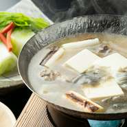 臭みがでないよう1週間ほどきれいな水槽で断食させたすっぽんを使用。長時間高火力で煮込むことで、柔らかい身とプルプルの舌触り、歯応えを実現しています。最後の一滴まで存分に堪能して。※1名～前日までに要予約