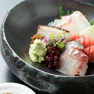 四季を彩る鮮魚を贅沢に味わえる『刺身盛り合わせ』