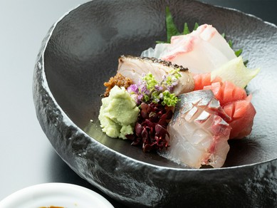 四季を彩る鮮魚を贅沢に味わえる『刺身盛り合わせ』