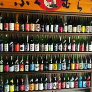 カウンター席の前にズラリと並ぶお酒。日本酒と焼酎、ウィスキーに注力しており、今後はほかのお酒も揃えていく予定なのだそう。リクエストにも応えてくれるので、好みのものがある方は気軽に相談してみては。