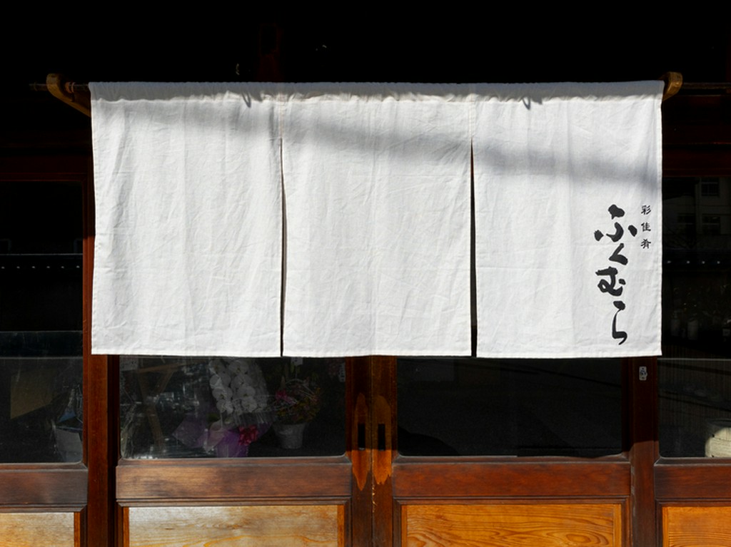 古民家風の建物で、懐かしさを堪能しながら非日常を満喫できる