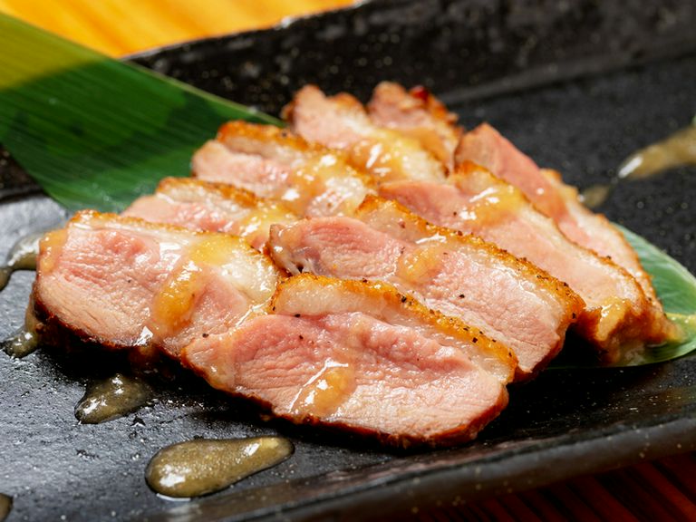 自家製ソースとお肉のマリアージュ『焼き鴨　リンゴソースで』
