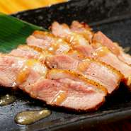 精肉店から仕入れたこだわりの鴨肉。絶妙な火加減で焼き上げ、自家製のリンゴソースをかけていただきます。鴨独特のくさみ、甘みと酸味があるソースが見事に絡み合い、噛んだ瞬間に口福が訪れます。
