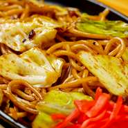 シンプルな味わいがクセになる〆の逸品。精肉店の油カスともちっとした食感の太麺が、地元のウスターソースと合わせて独自に配合したソースと絡み合い、ついつい箸が止まらなくなります。