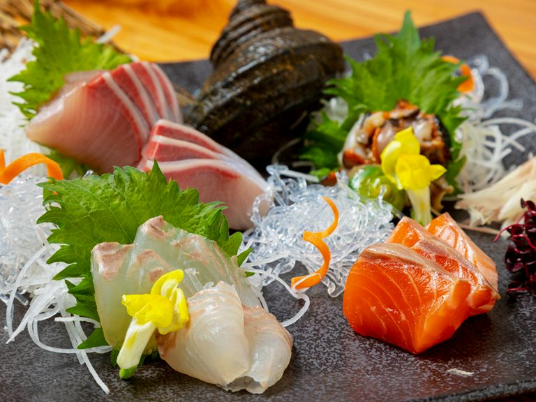 魚介ごとに異なる味わいを楽しめる『お造り盛り合わせ』