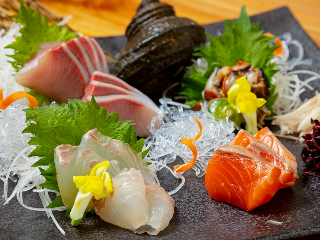 魚介ごとに異なる味わいを楽しめる『お造り盛り合わせ』