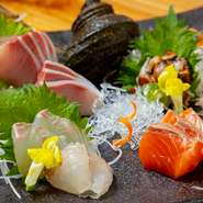 その時々で最も旬を迎えた魚介を刺身でどうぞ。4～5種類ほど楽しめます。噛み締めるごとに口いっぱいに旨みが広がり、思わず笑みがこぼれそう。ファーストドリンクとともに頼みたい一品です。
