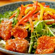 朝しめたばかりの魚介を仕入れ。新鮮な状態だからこそ、本来の味わいを堪能できます。刺身はもちろん、サラダや焼き魚など、多彩な食べ方で召し上がれ。※写真は『サーモンとパルミジャーノチーズのサラダ』です