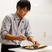 「ゲストが第一です」と語る福岡氏。料理だけでなく空間なども全て含めて、心をこめたもてなしを心掛けているのだとか。細やかな気配りで、日頃の悩みなども忘れられるようなひと時をもたらしてくれます。