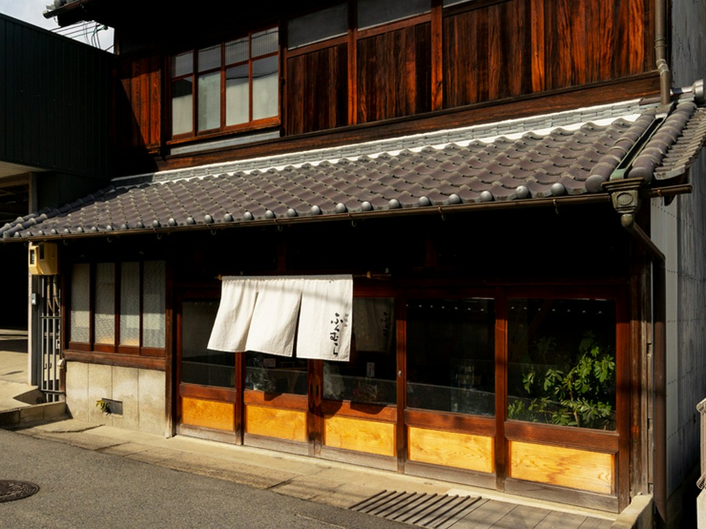 ノスタルジーに浸れる、和を基調にしたレトロモダンな和風居酒屋