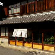 古民家風というシチュエーションも魅力の一つ。店内は広々としていて、“食堂”のような雰囲気もあります。どこか懐かしく、いるだけでホッとした気持ちにさせてくれる空間です。