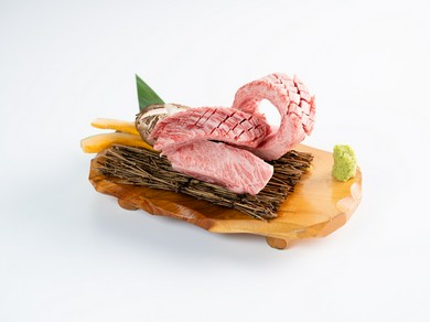 約20cmの肉を豪快に! 歯ごたえがたまらない『ドラゴンカルビ』