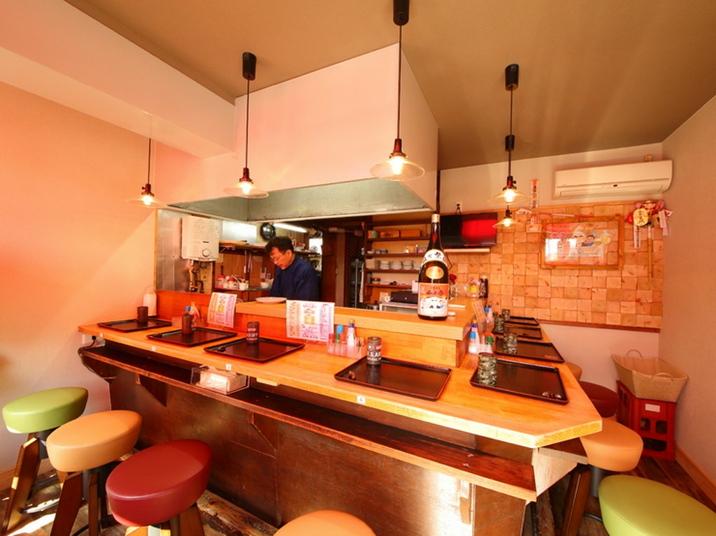 地元の人たちにこよなく愛される、老舗焼鳥店