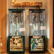 店を経営しているのは、業務向けコーヒー焙煎機「ルビナ」を製造するテクノワールド。専門店ならではの焙煎機で本格的なコーヒーが味わえます。生豆を自分好みに仕上げる楽しさを実感できます。