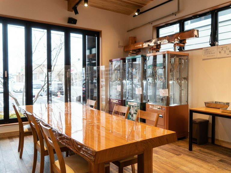 実用的かつお洒落なインテリアで彩られた空間で、コーヒータイム