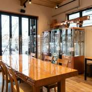 木目を基調とした明るく開放的な店内。コーヒー焙煎機・コーヒーメーカー・ショーケースなど、実用的かつお洒落なインテリアで彩られた空間で、ひとときのコーヒーブレイクはいかが。
