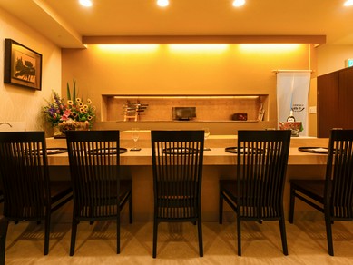 二人の距離を縮められるような温かな空間で日本料理を楽しむ