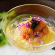 テーマは「日本料理×薬膳×発酵食のコラボレーション」。地元産の野菜や肉類・海鮮と、薬膳に使われる食材、自家製の発酵食を組み合わせて、見た目に美しく味もおいしく身体にも優しい料理をつくりあげています。