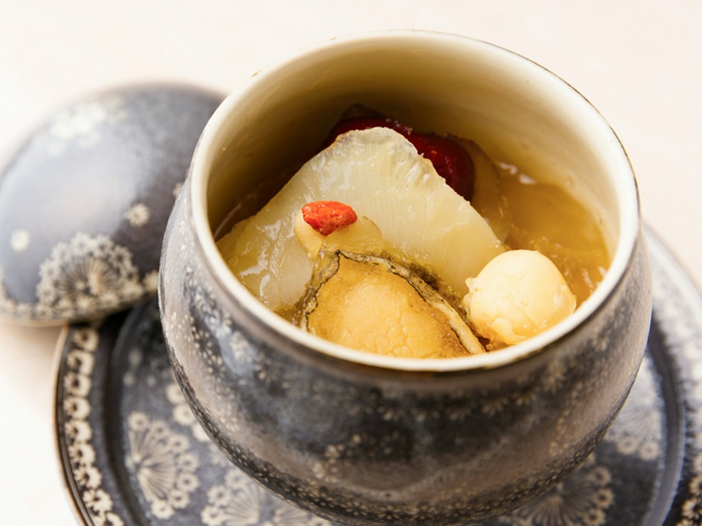 鰹とスッポンのだしを使い上品で風味豊かに仕上げた『薬膳美肌スープ』