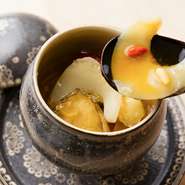 『薬膳美肌スープ』の味の決め手となっているのがスッポンと蒸し生姜。旨みや爽やかな風味を演出するとともに、スッポンや蒸し生姜に含まれる成分が身体を内側から整えてくれます。