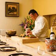 秋田氏は、これまでの豊富な経験を活かし、独自の調理法でゲストが驚き、楽しめる料理を提供。華やかな盛付けと上質な食材をさらにおいしく仕上げる技術、そして意外な組み合わせで味の驚きをもたらしています。