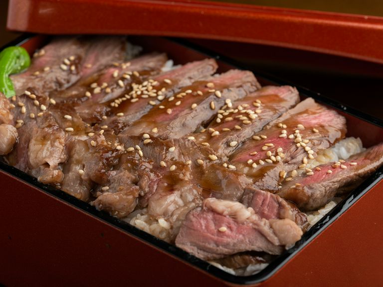 ランチも気合い充分、大阪・浪花の「本気食堂」！